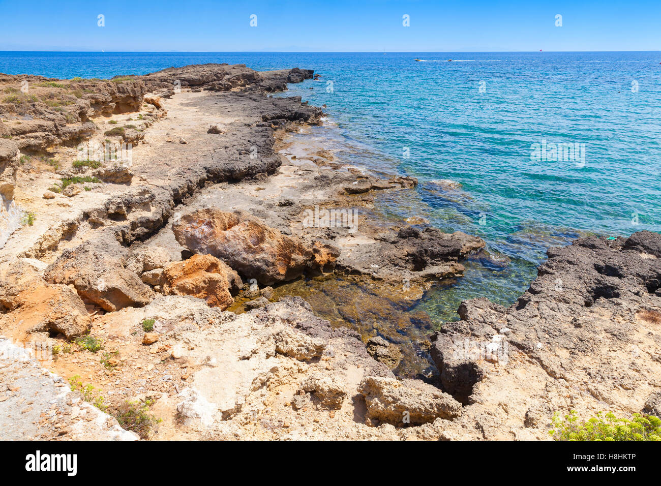 Côte rocheuse de l'île de Zakynthos, Grèce. Destination touristique populaire pour les vacances d'été Banque D'Images