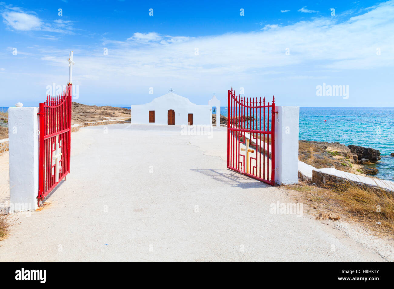 Agios Nikolaos. Ouvrez la porte rouge et blanc église orthodoxe sur la mer. Côte de l'île de Zakynthos, Grèce Banque D'Images