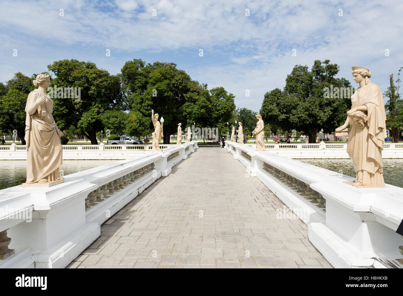 Vue sur le pont avec des statues néoclassiques permanent sur chaque balustrade au Palais de Bang Pa-in, composé de la Thaïlande. Banque D'Images