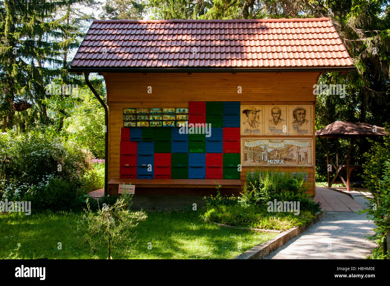 Colorés et traditionnels en bois pittoresque ruches en Slovénie. Les ruches sont peintes de couleurs vives pour que les abeilles trouvent leurs h Banque D'Images