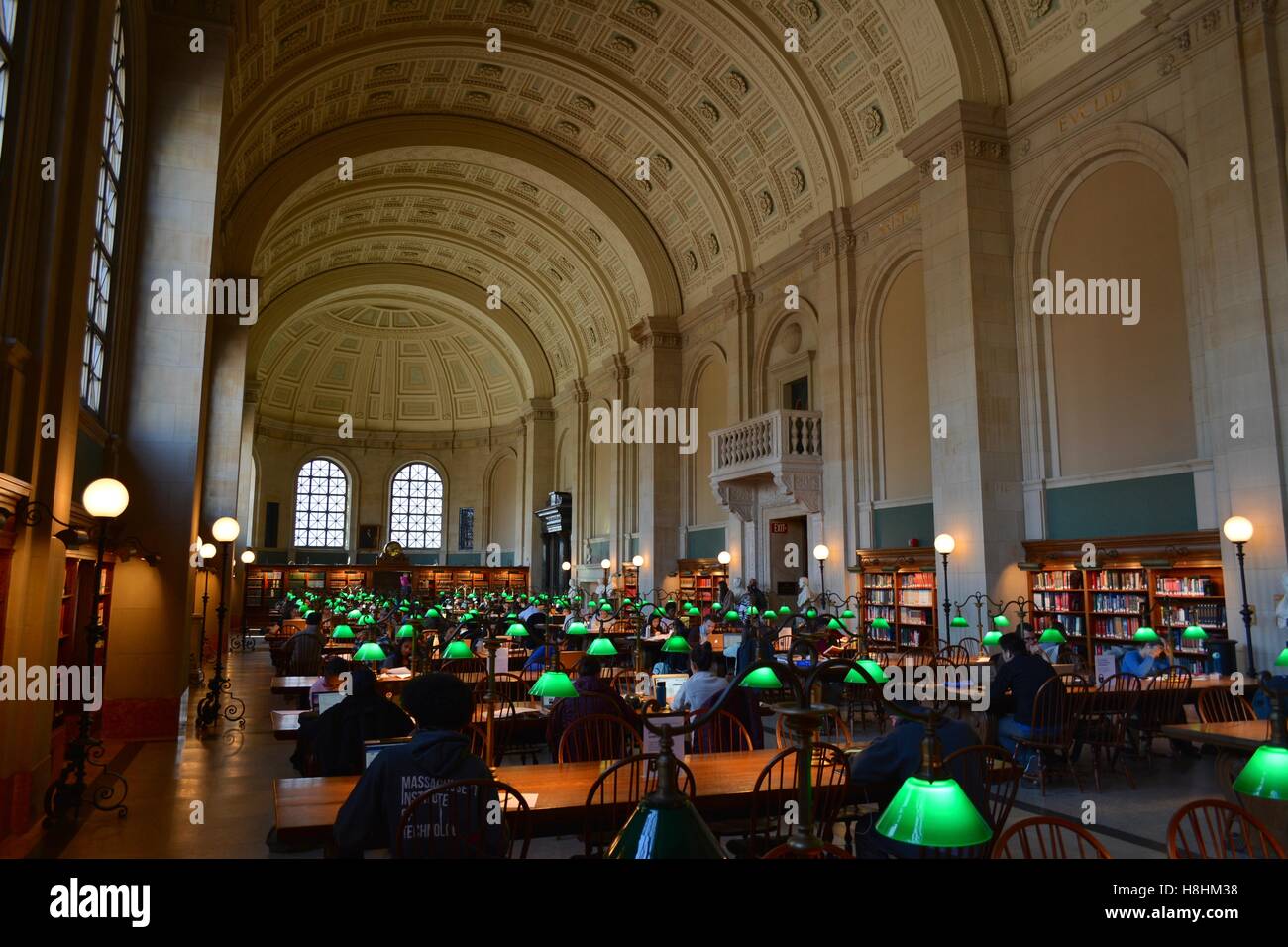 Une vue à l'intérieur de l'emblématique Bates Hall de la Bibliothèque publique de Boston à Copley Square à Boston's Back Bay. Banque D'Images