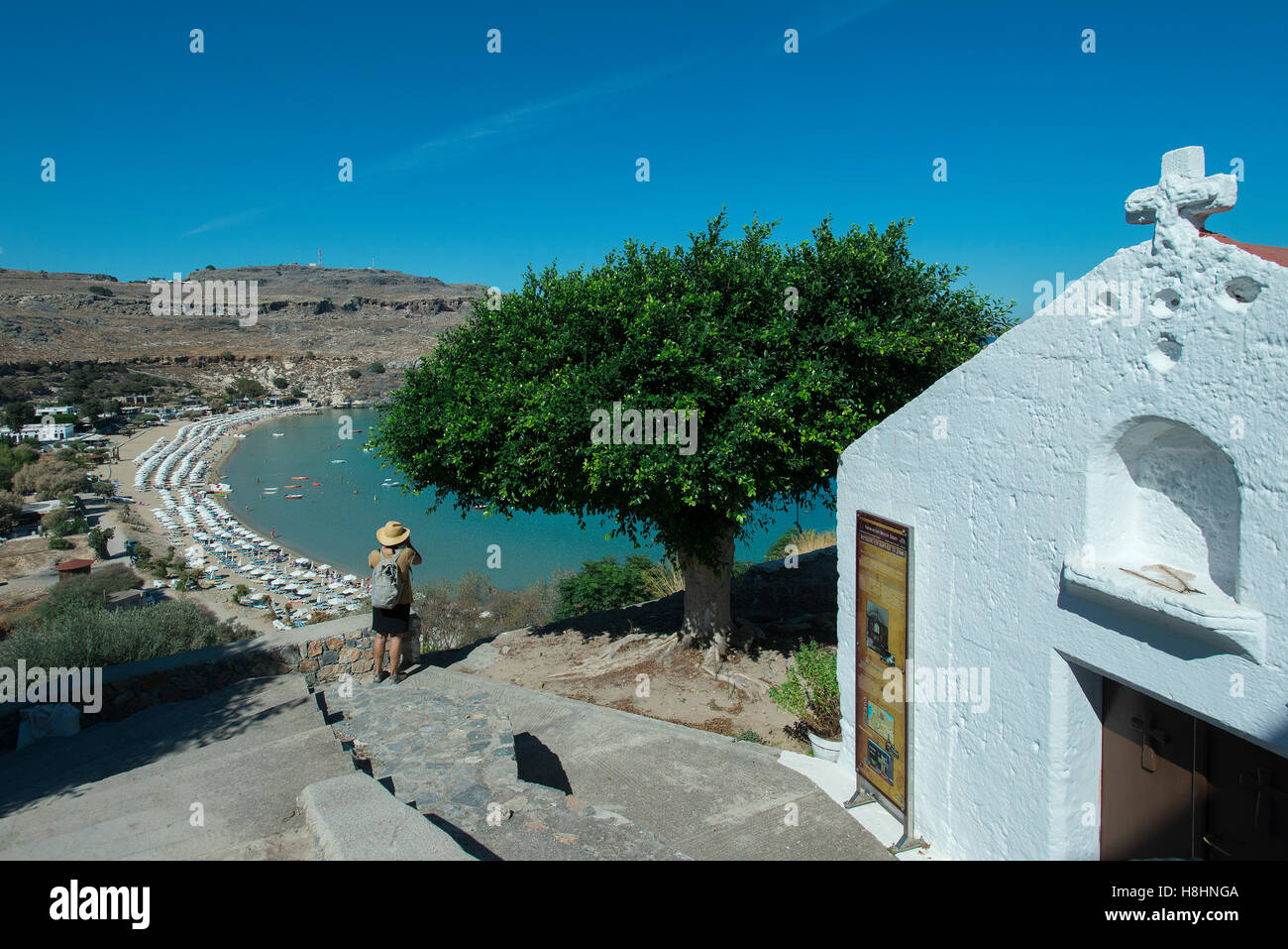 Chapelle au-dessus de la plage de Lindos, Rhodes, Grèce Banque D'Images