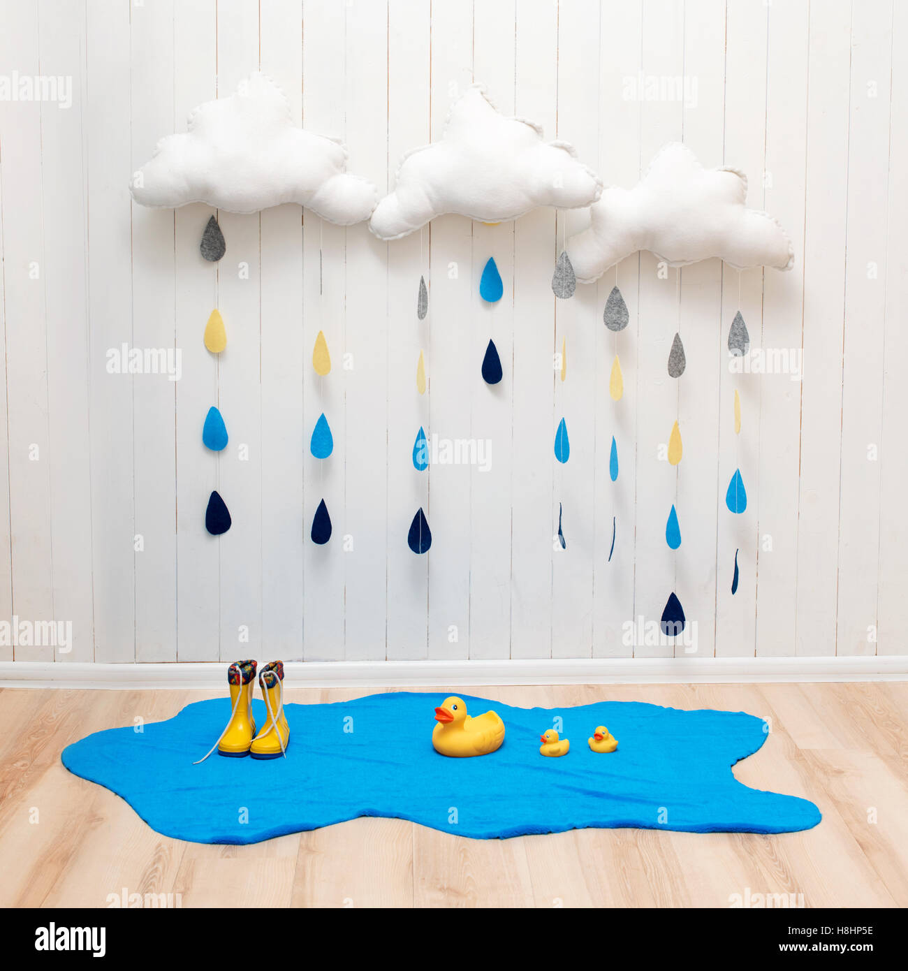 Symboles du temps. Décoration de la chambre à la main avec des nuages de pluie, mare, enfant bottes en caoutchouc jaune, un parapluie et des canards. L'automne Banque D'Images