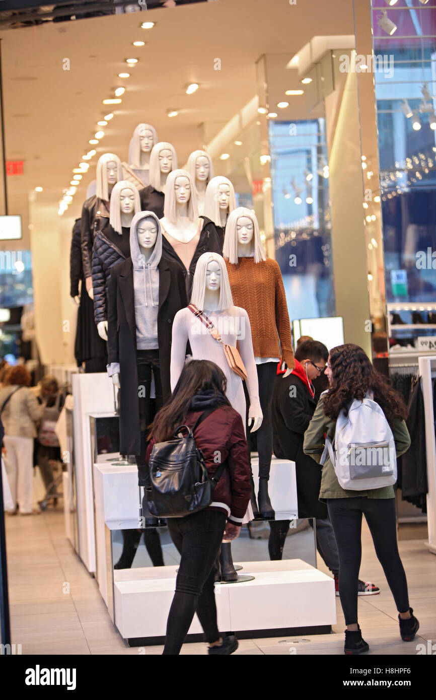Les jeunes femmes entrer un H&M magasin de vêtements sur Broadway à New  York City Photo Stock - Alamy