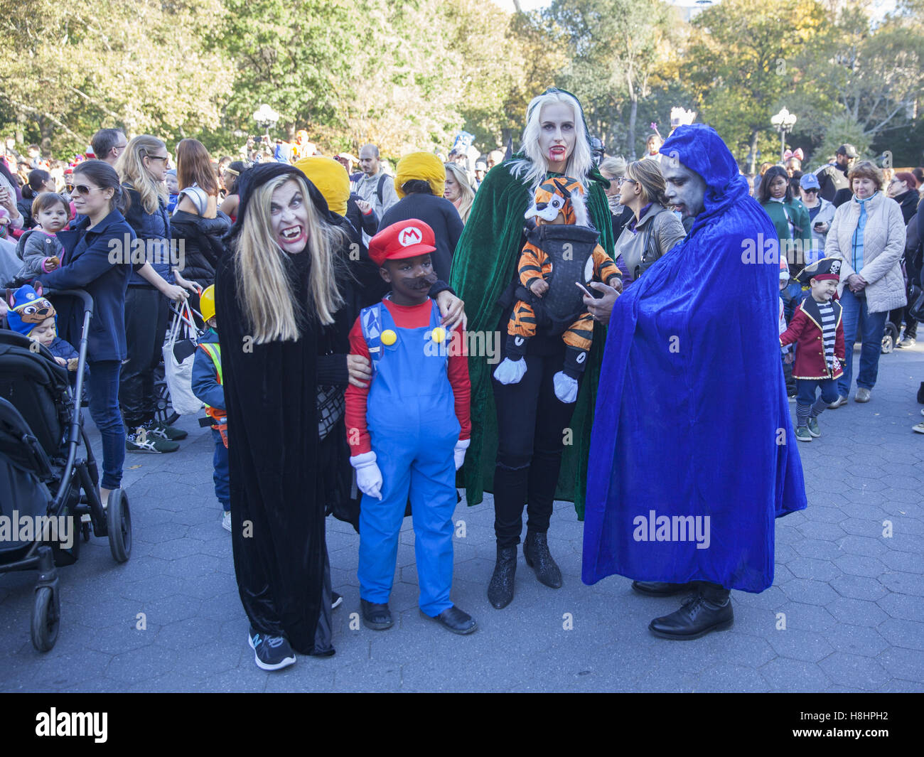 Les parents et les enfants ont également un bon moment à l'assemblée annuelle de l'enfant de Washington Square parade d'Halloween à Greenwich Village, New York City. Banque D'Images