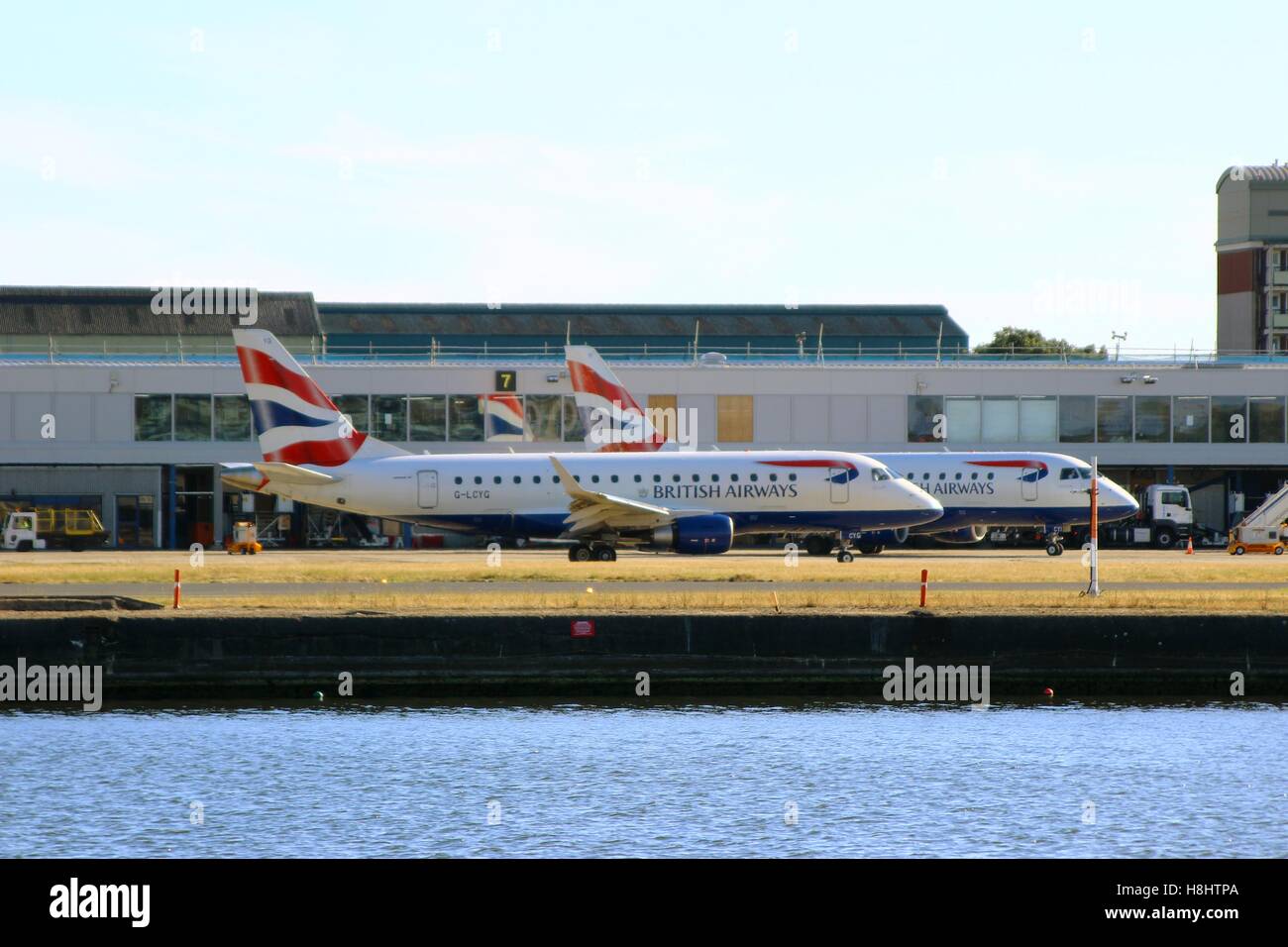 Londres, Royaume-Uni - 11 septembre 2016 : Un Embraer ERJ-170STD par British Airways CityFlyer (G-LCYG) Préparation pour le décollage à LCY 1/2 Banque D'Images