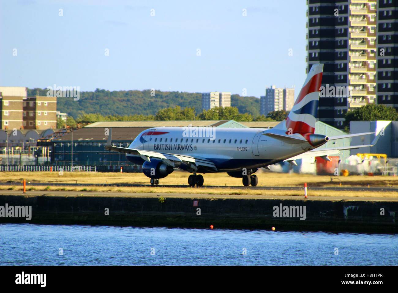Londres, Royaume-Uni - 11 septembre 2016 : Un Embraer ERJ-170STD par British Airways CityFlyer (G-LCYG) pendant le décollage à LCY 3/4 Banque D'Images