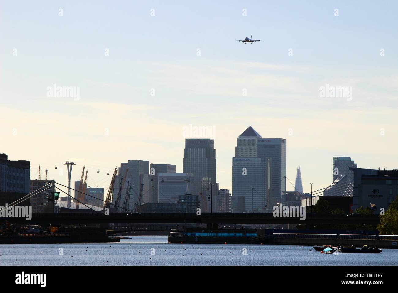Londres, Royaume-Uni - 11 septembre 2016 : Un Embraer ERJ-190SR par British Airways CityFlyer proche des communistes, en arrière-plan Canary Wharf Banque D'Images