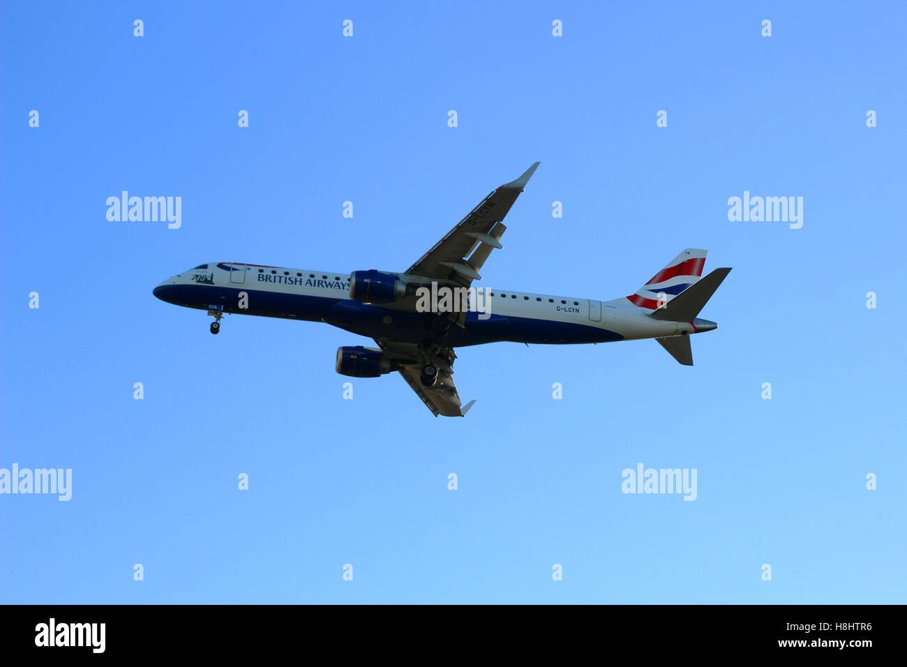 Londres, Royaume-Uni - 11 septembre 2016 : Un Embraer ERJ-190SR par British Airways CityFlyer (G-LCYN) lors de l'atterrissage à LCY Banque D'Images