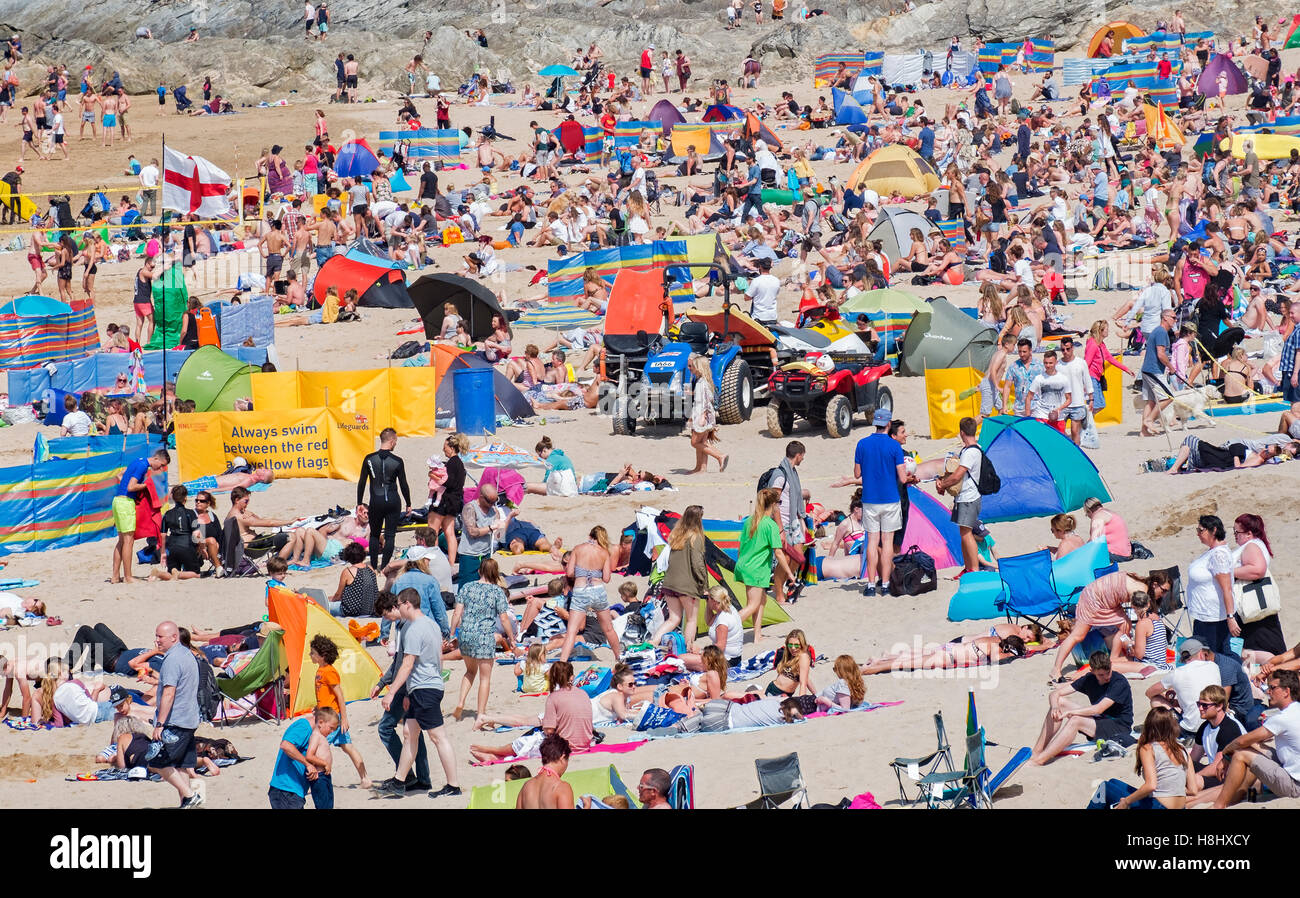 Une journée typique de l'été à la plage de Fistral, Newquay, Cornwall, England, UK Banque D'Images