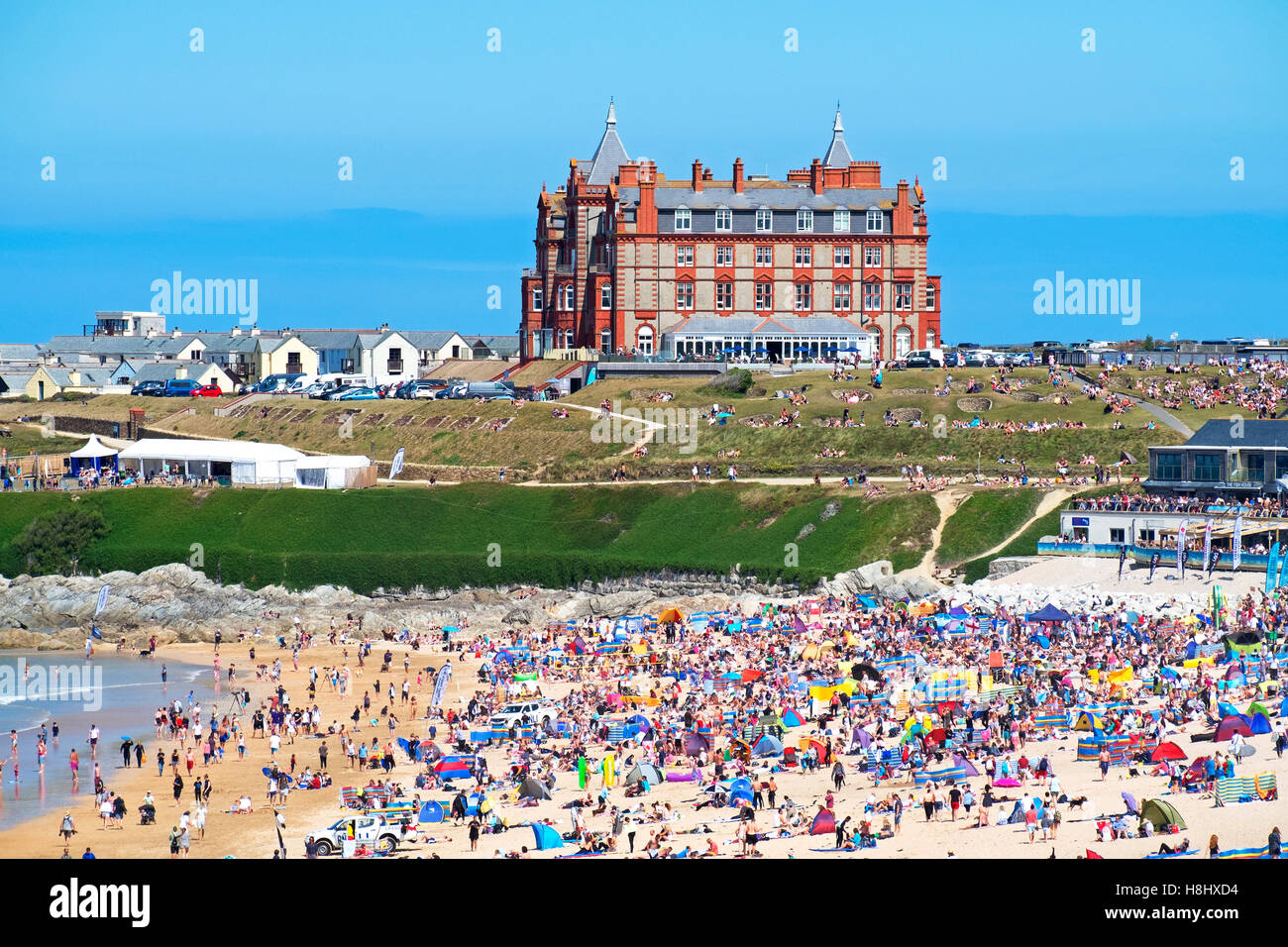 La pointe hôtel surplombant la plage de Fistral, Newquay, Cornwall, England, UK Banque D'Images