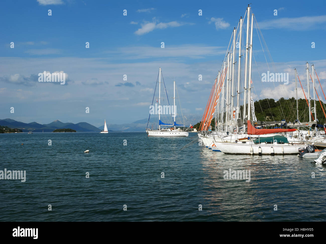 Nidri, Grèce, 11 mai 2013 : Paysage avec blue Harbour, côte verte, des montagnes et des yachts dans la mer Ionienne, en Grèce. Banque D'Images