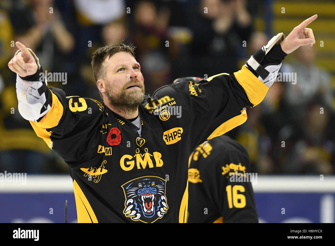 Brian McGrattan du GMB Nottingham Panthers, salue les fans après son inclinaison avec Klotz du Blaze de Coventry Banque D'Images