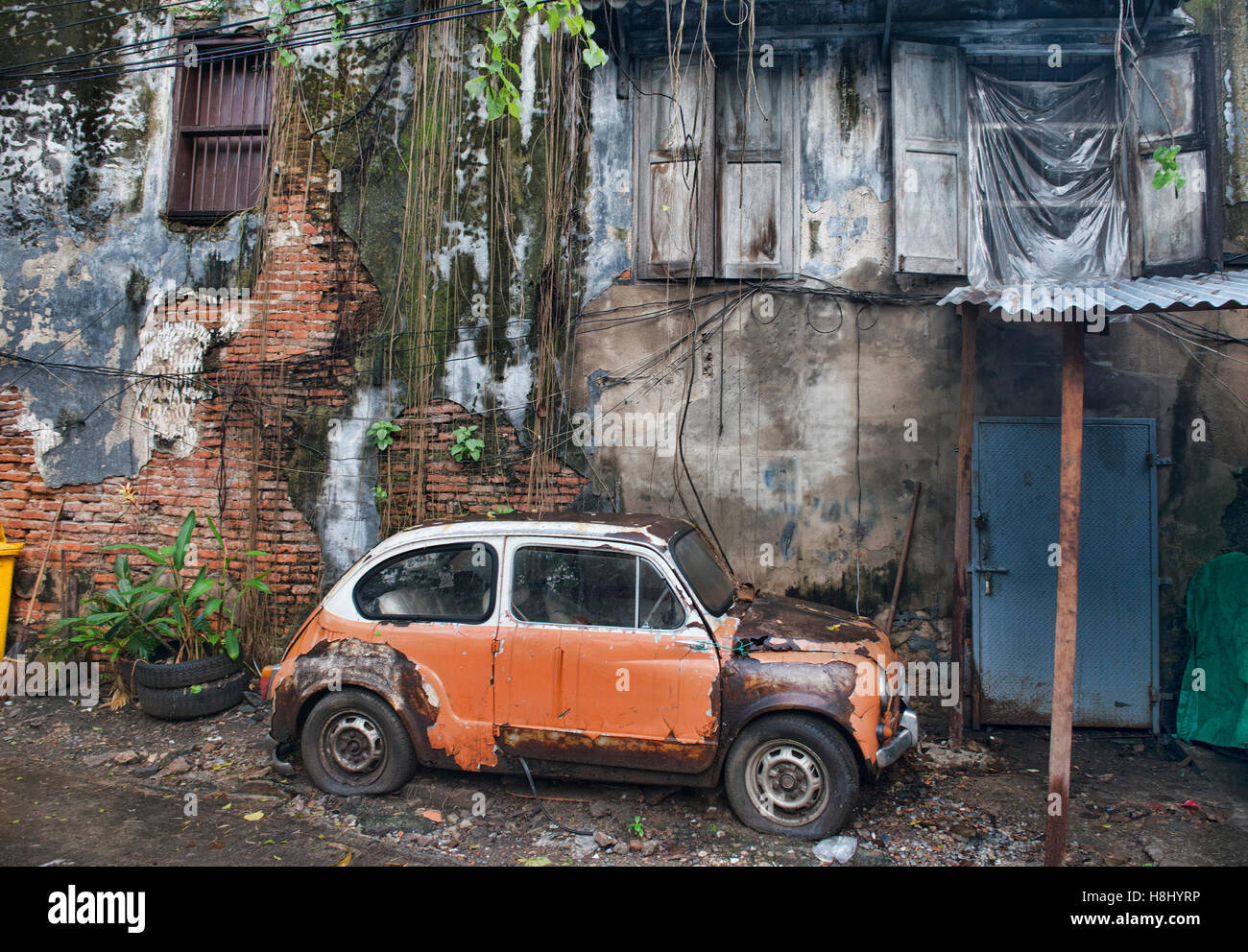 Vieille voiture abandonnée dans le quartier chinois, Bangkok, Thaïlande Banque D'Images Vieille voiture abandonnée dans le quartier chinois, Bangkok, Thaïlande Banque D'Images