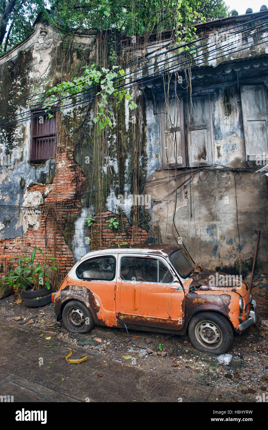 Vieille voiture abandonnée dans le quartier chinois, Bangkok, Thaïlande Banque D'Images Vieille voiture abandonnée dans le quartier chinois, Bangkok, Thaïlande Banque D'Images