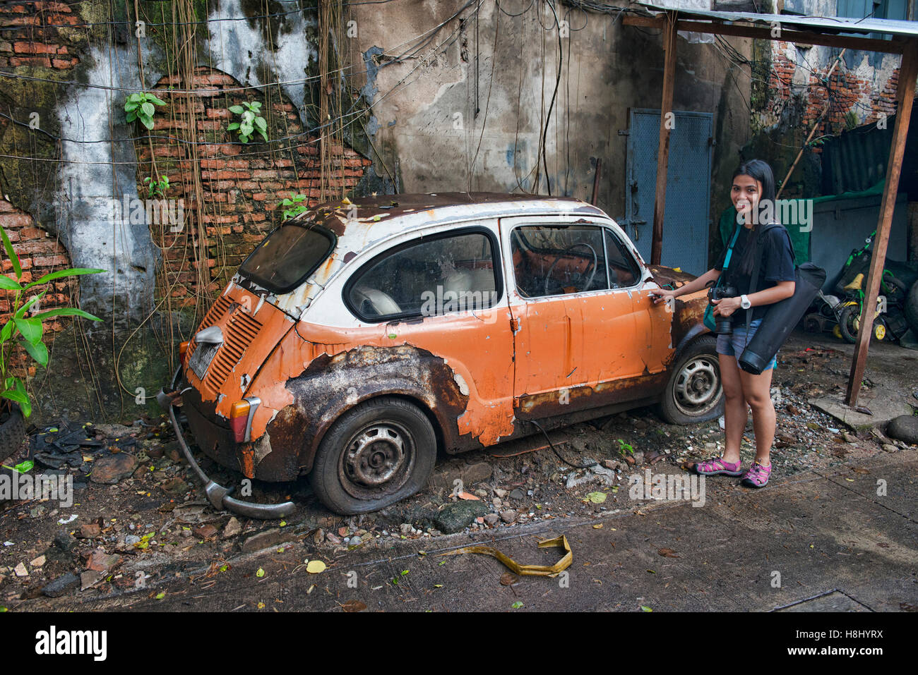 Vieille voiture abandonnée dans le quartier chinois, Bangkok, Thaïlande Banque D'Images Vieille voiture abandonnée dans le quartier chinois, Bangkok, Thaïlande Banque D'Images