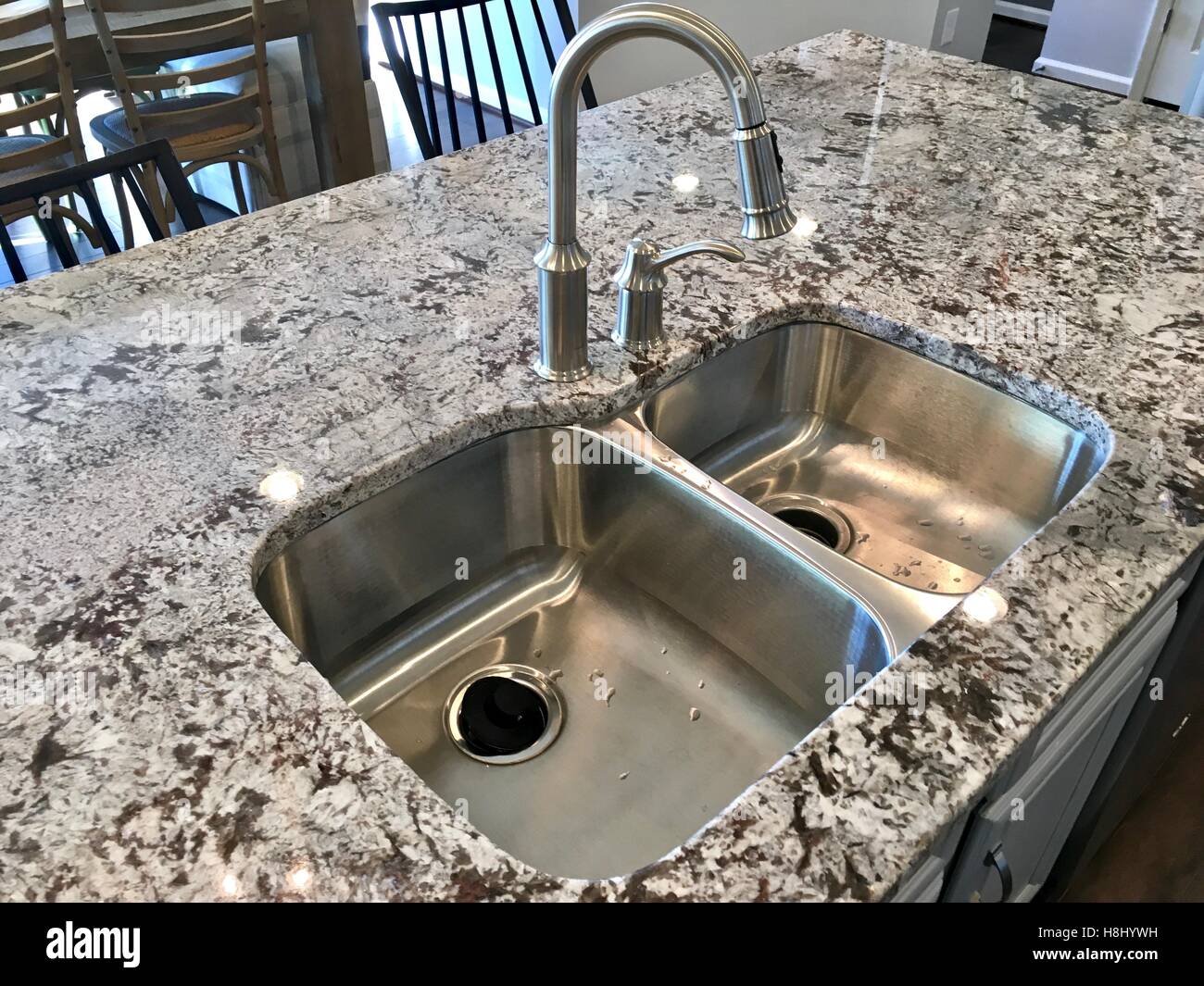 Maison moderne avec double lavabo en granite island Banque D'Images