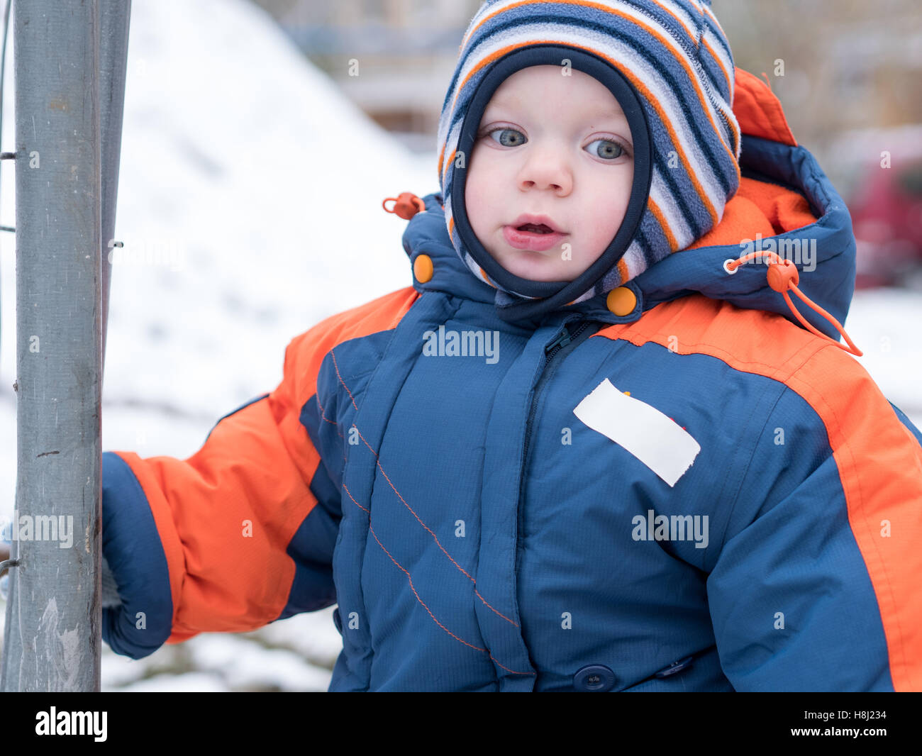 Joli Bebe Garcon Jouant Avec La Premiere Neige Il Sourit Et Regarde Bonhomme De Neige Bleu Epais Combinaison Orange A Rayures Lumineuses Hat Sur Un Ans Photo Stock Alamy Joli Bebe Garcon Jouant Avec La Premiere Neige Il Sourit Et Regarde Bonhomme De Neige Bleu Epais Combinaison Orange A Rayures Lumineuses Hat Sur Un Ans Photo Stock Alamy