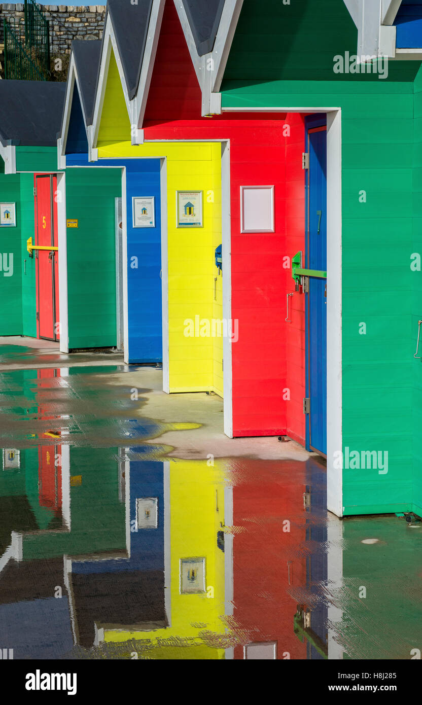 Cabines colorées à Whitmore Bay sur l'île de Barry dans le sud du Pays de Galles, où une grande partie de l'Gavin et Stacey Le tournage a été fait Banque D'Images