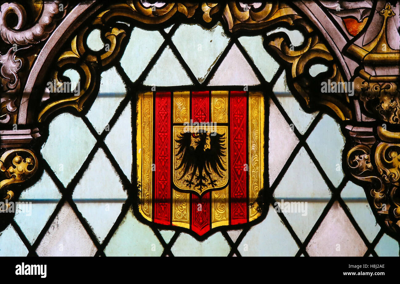 Vitrail représentant le Blason de Malines en Belgique, dans la Cathédrale de St Rumbold de Mechelen, Belgique. Banque D'Images