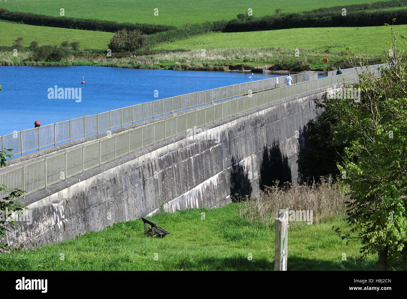 Barrage du réservoir du lac Supérieur de Tamar, Cornwall Devon Frontière, England, UK Banque D'Images