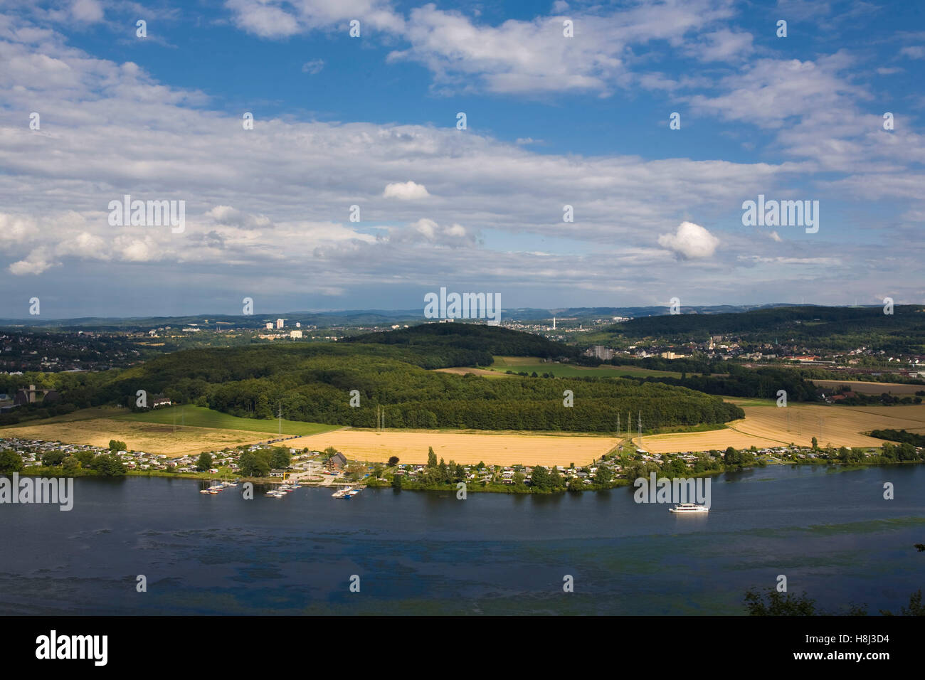 L'Allemagne, la Ruhr, vue au lac Harkort, dans l'arrière-plan Hagen-Vorhalle. Banque D'Images