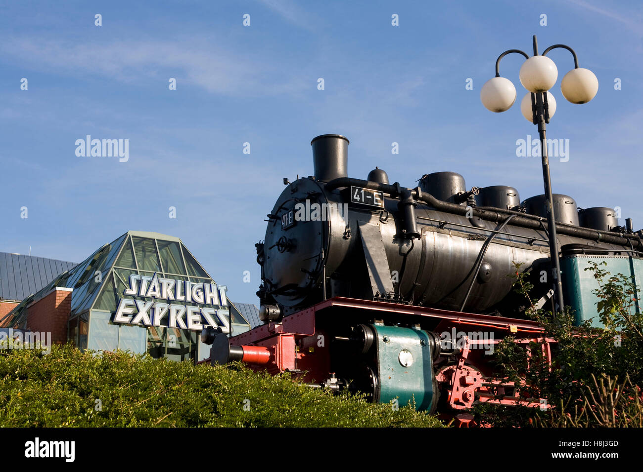 L'Allemagne, la région de la Ruhr, Bochum, théâtre la comédie musicale Starlight Express, vieille locomotive de chemin de fer en face de l'immeuble. Banque D'Images