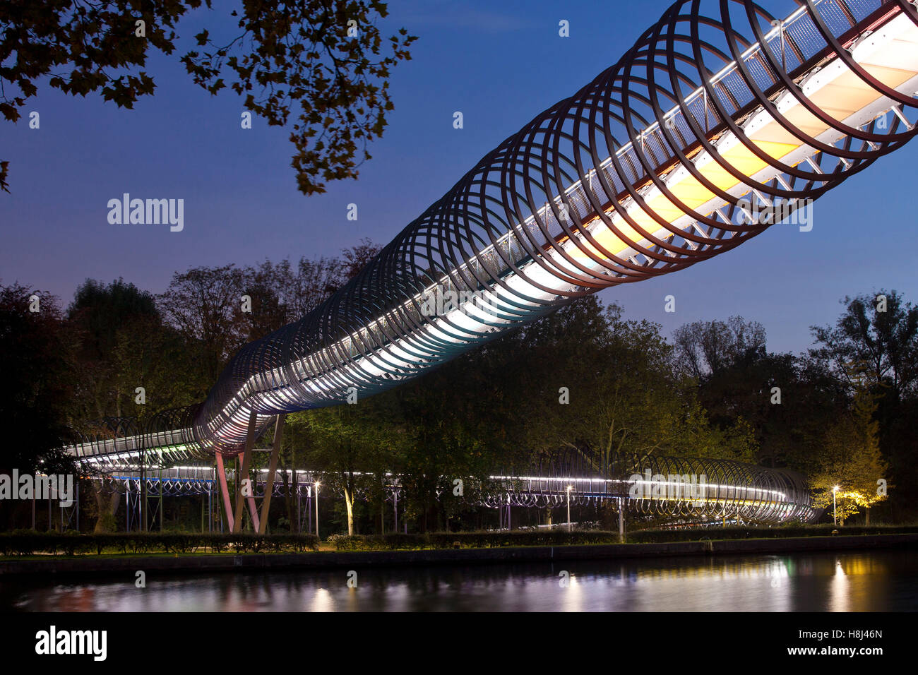 Allemagne, Oberhausen, pont piétonnier éclairé Slinky ressorts pour Fame également nommé pont canal Rhein-Herne Rehberger Banque D'Images