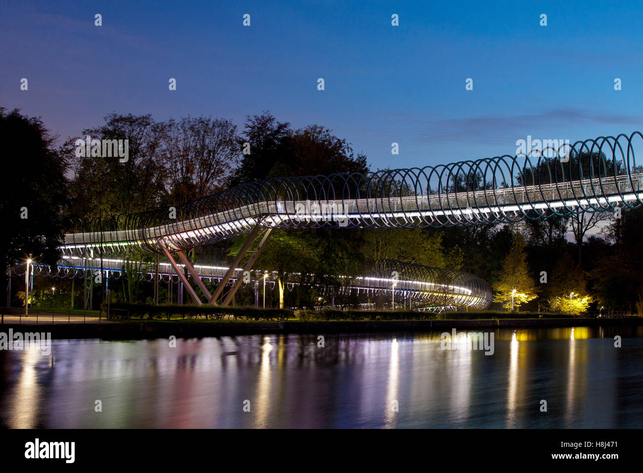 Allemagne, Oberhausen, pont piétonnier éclairé Slinky ressorts pour Fame également nommé pont canal Rhein-Herne Rehberger Banque D'Images