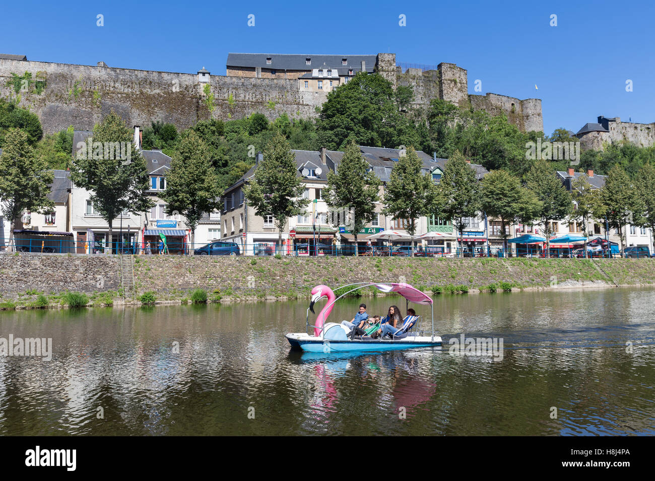 Ville médiévale avec un château belge et les gens se détendre dans le pédalo à rivière Semois à Bouillon, Belgique Banque D'Images