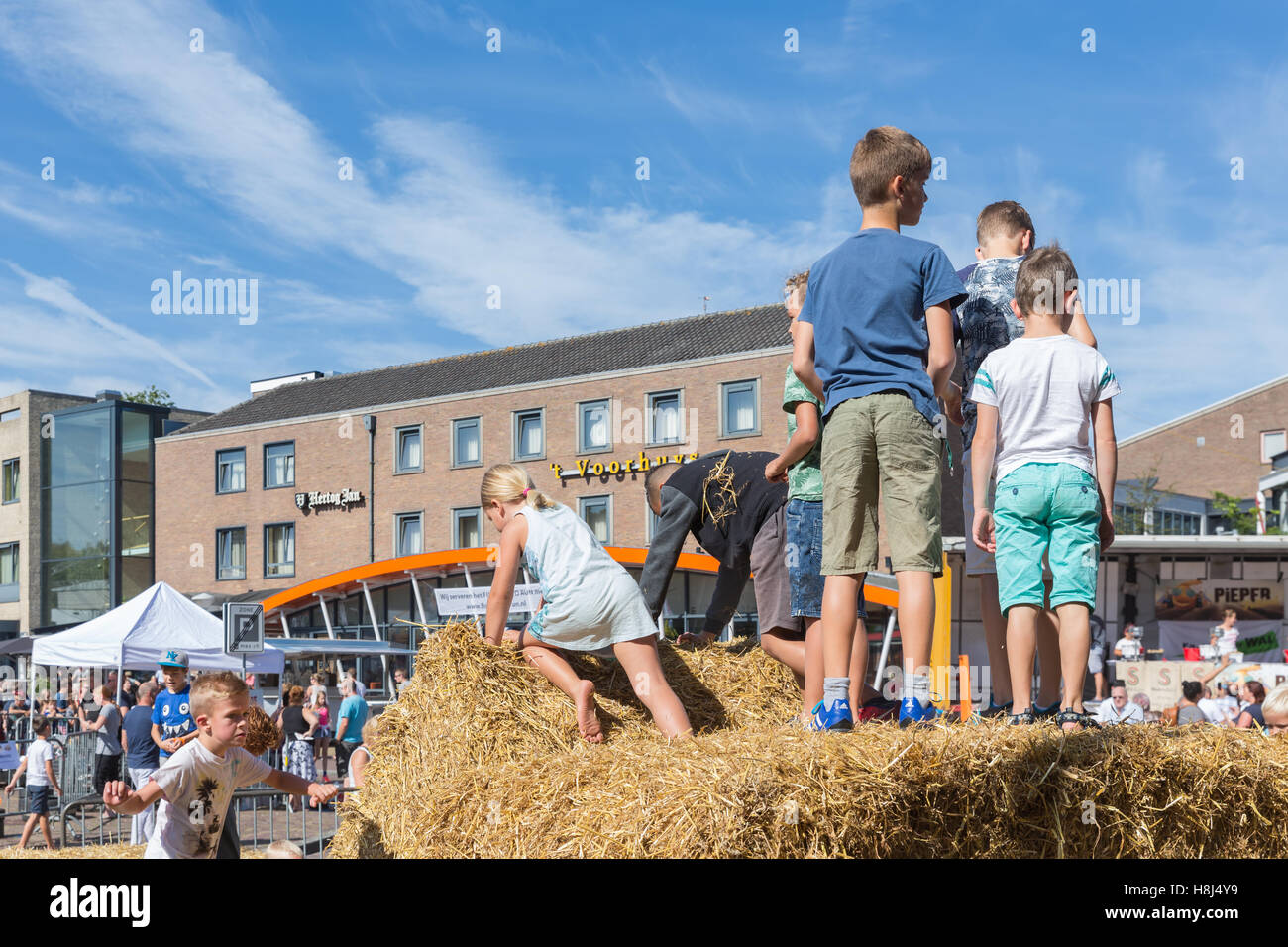 Les enfants jouent à des balles de foin sur un festival de la pomme de terre agricole à emmeloord, Pays-Bas Banque D'Images