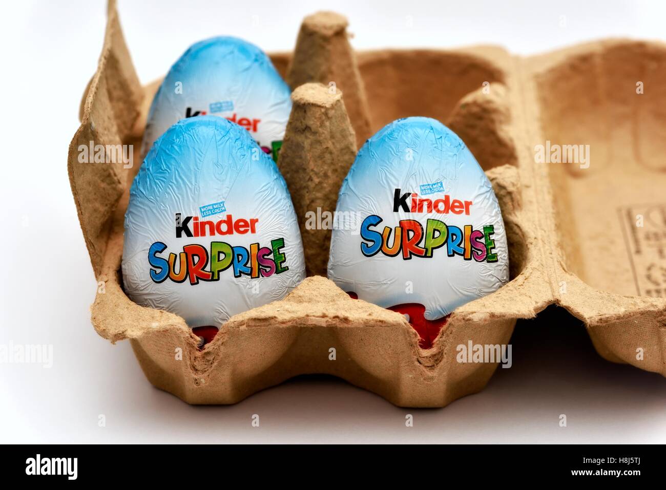 Les œufs en chocolat Kinder surprise dans une boîte d'oeufs Banque D'Images