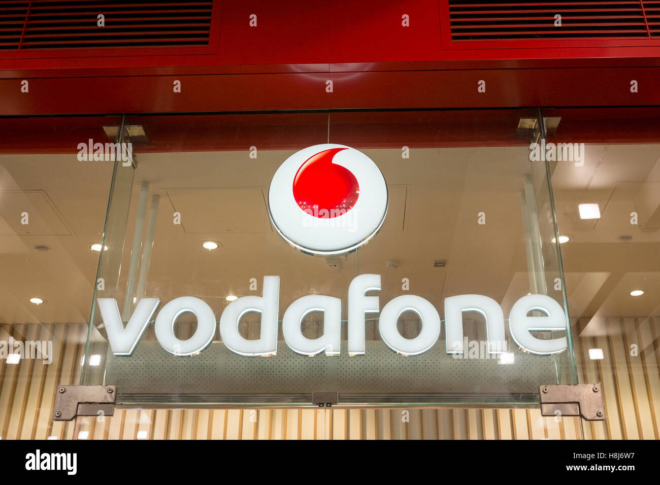 'Vodafone' store. logo et signe, sur Market Street dans le centre-ville de Manchester, Royaume-Uni Banque D'Images