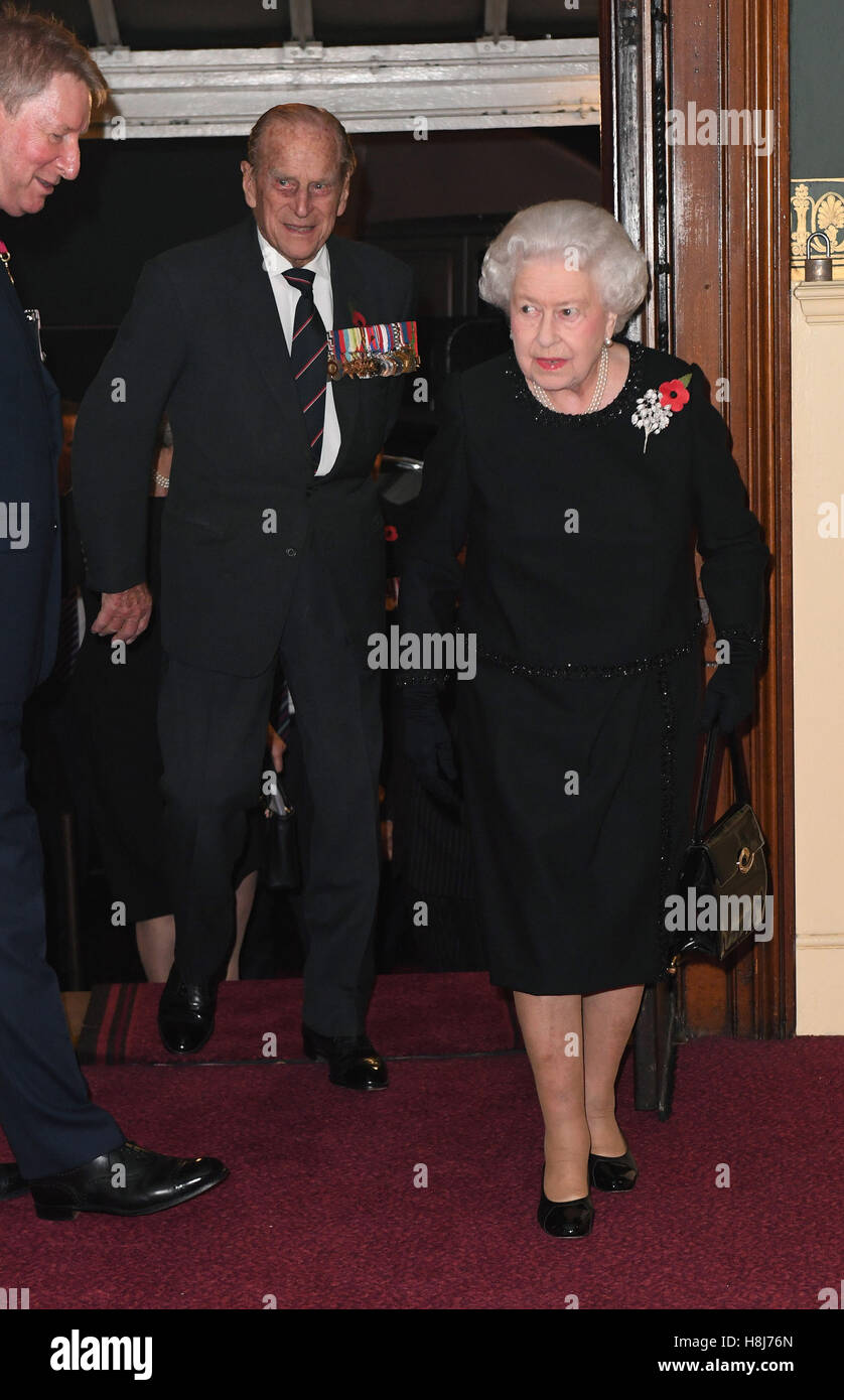 La reine Elizabeth II et le duc d'Édimbourg arrivent à la Royal Festival annuel du souvenir au Royal Albert Hall de Londres. Banque D'Images