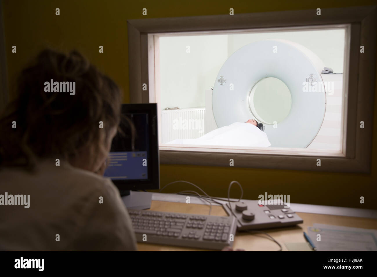 L'analyse scientifique les cerveaux de patients avec un balayage de CT Banque D'Images