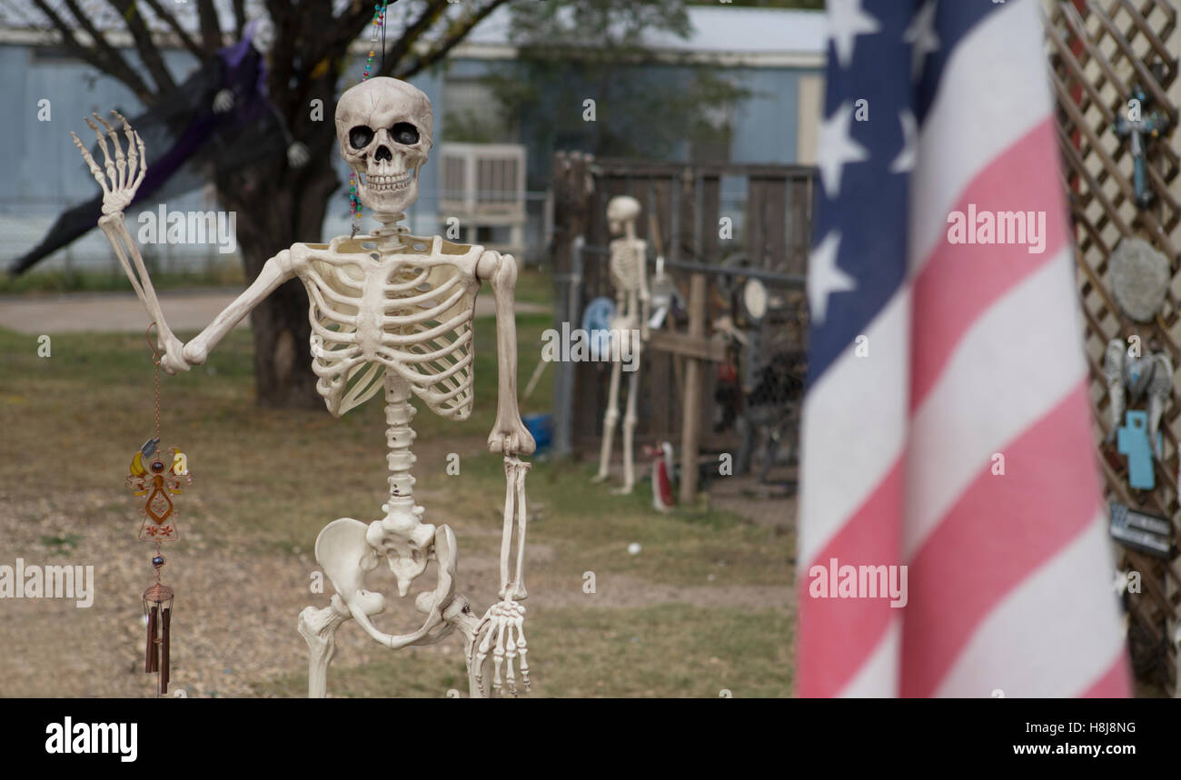 Squelette utilisées comme décorations pour Halloween dans une petite ville de l'ouest du Texas. Banque D'Images