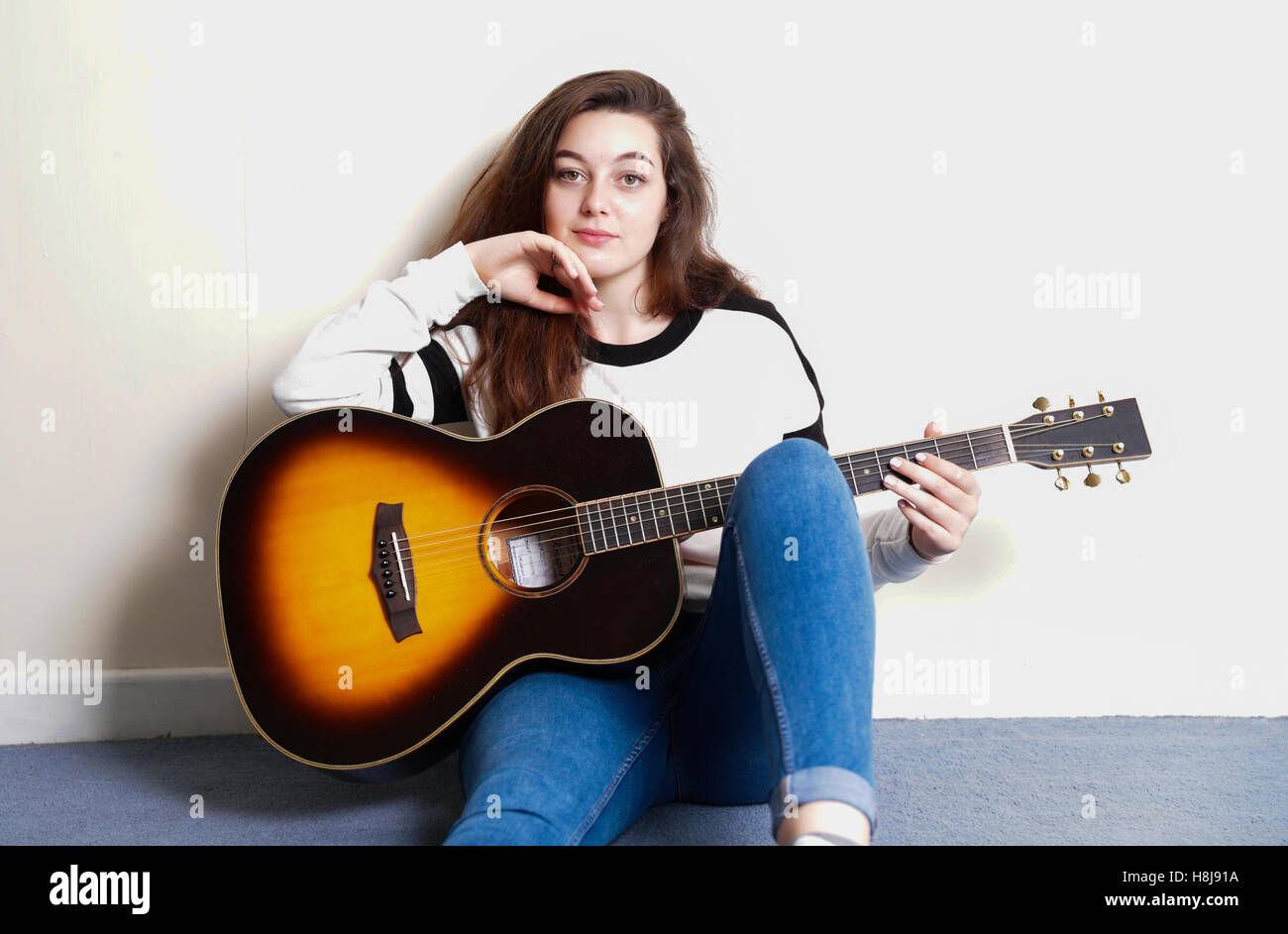 Fond Poser Et Jouer Avec Ma Guitare Girl Brunette Portrait Photo Et Image  en Téléchargement Gratuit - Pngtree