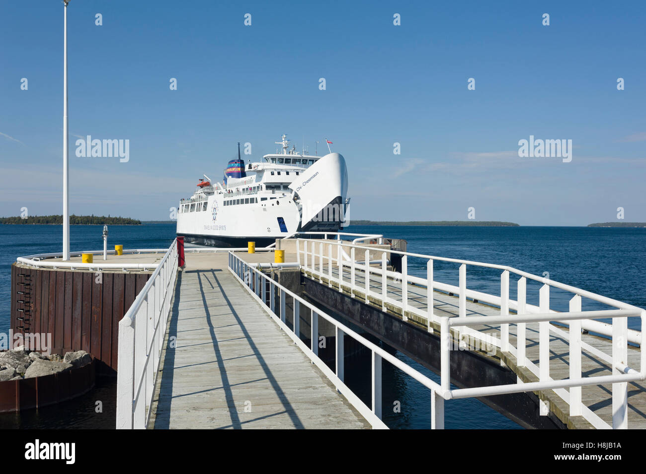 La M.S. Chi-Cheemaun ferry relie Tobermory sur l'extrémité de la péninsule de Bruce à South Baymouth, sur l'île Manitoulin. Traverser le chenal principal entre le lac Huron et la baie Georgienne, cet établissement non-fumeurs de ferry quitte Tobermory en vue de l'Esc de Niagara Banque D'Images