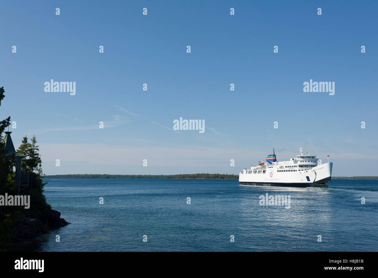 La M.S. Chi-Cheemaun ferry relie Tobermory sur l'extrémité de la péninsule de Bruce à South Baymouth, sur l'île Manitoulin. Traverser le chenal principal entre le lac Huron et la baie Georgienne, cet établissement non-fumeurs de ferry quitte Tobermory en vue de l'Esc de Niagara Banque D'Images