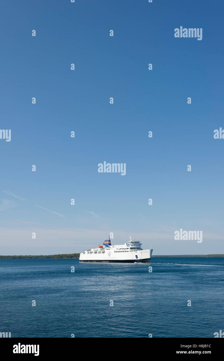 La M.S. Chi-Cheemaun ferry relie Tobermory sur l'extrémité de la péninsule de Bruce à South Baymouth, sur l'île Manitoulin. Traverser le chenal principal entre le lac Huron et la baie Georgienne, cet établissement non-fumeurs de ferry quitte Tobermory en vue de l'Esc de Niagara Banque D'Images