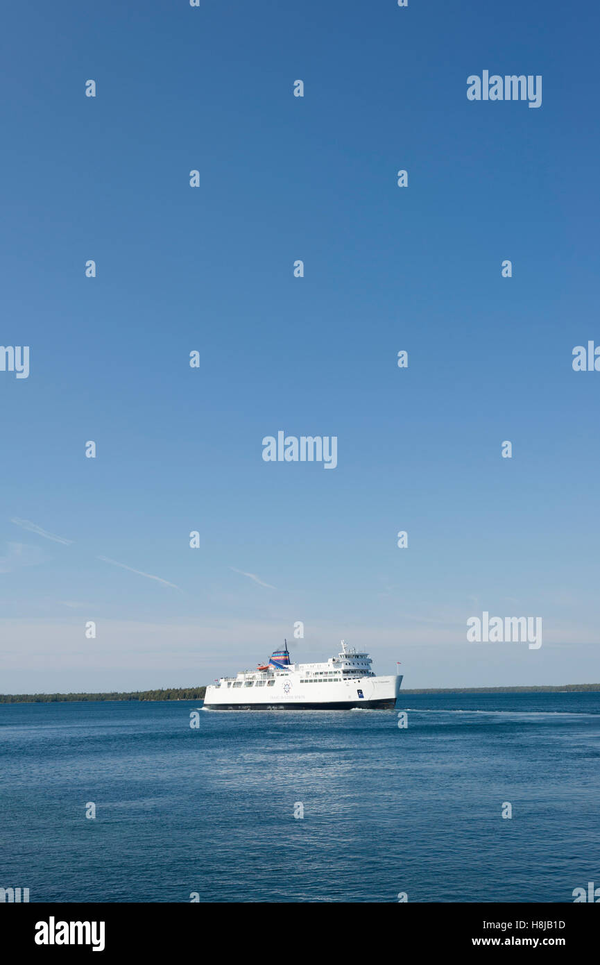 La M.S. Chi-Cheemaun ferry relie Tobermory sur l'extrémité de la péninsule de Bruce à South Baymouth, sur l'île Manitoulin. Traverser le chenal principal entre le lac Huron et la baie Georgienne, cet établissement non-fumeurs de ferry quitte Tobermory en vue de l'Esc de Niagara Banque D'Images