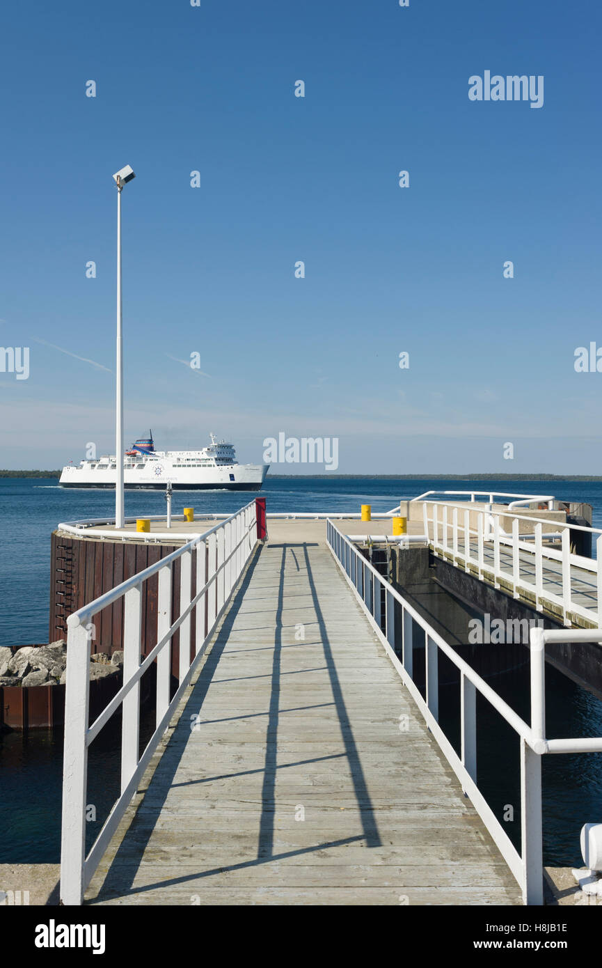 La M.S. Chi-Cheemaun ferry relie Tobermory sur l'extrémité de la péninsule de Bruce à South Baymouth, sur l'île Manitoulin. Traverser le chenal principal entre le lac Huron et la baie Georgienne, cet établissement non-fumeurs de ferry quitte Tobermory en vue de l'Esc de Niagara Banque D'Images