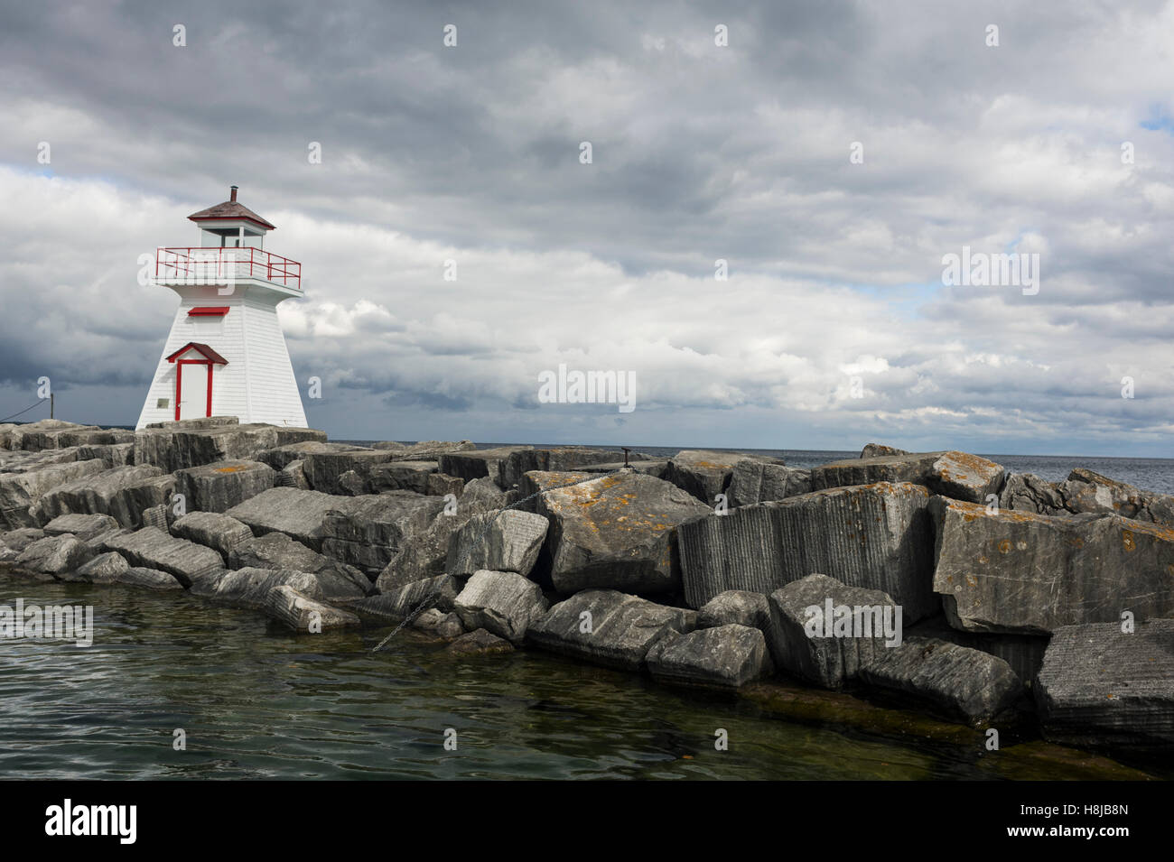 Lion's Head en tête de lion, de l'Ontario, une communauté de Northern Bruce Peninsula. Situé sous le majestueux escarpement du Niagara, ce petit phare a subi plus d'épreuves que les navigateurs il visite ! Banque D'Images