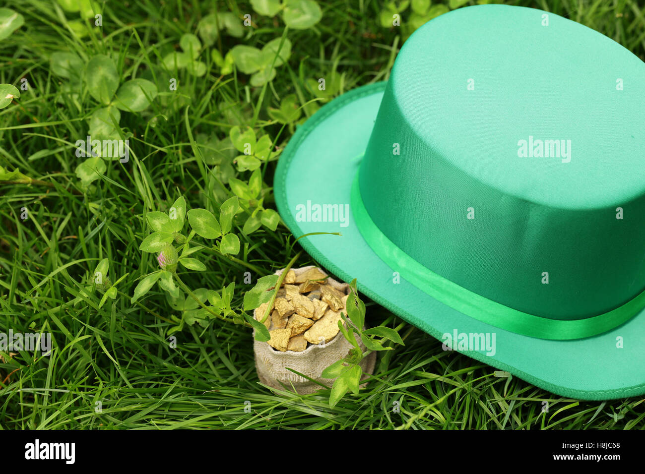 Symboles traditionnels pour Patrick's Day - chapeau vert, trèfle Banque D'Images