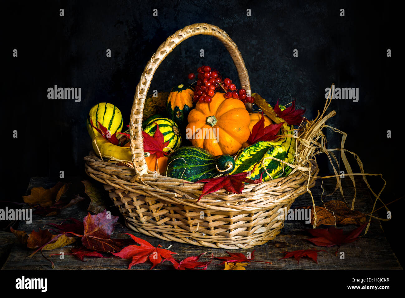 Une sélection de légumes d'automne dans un panier - dans un style vintage Banque D'Images