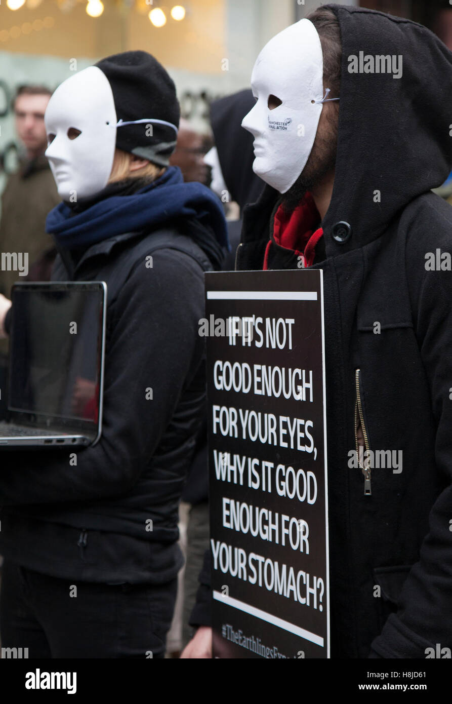 Végétarisme, végétalien, végétarien, végétalien, alimentation végétalienne;promouvoir le végétarisme comme affiches de groupe de droits des animaux masqués, mouvement végétalien contre l'agriculture animale et les tests.« The Earthlings Experience » présente une démonstration de flash mob végétarienne à Manchester Piccadilly, Royaume-Uni Banque D'Images