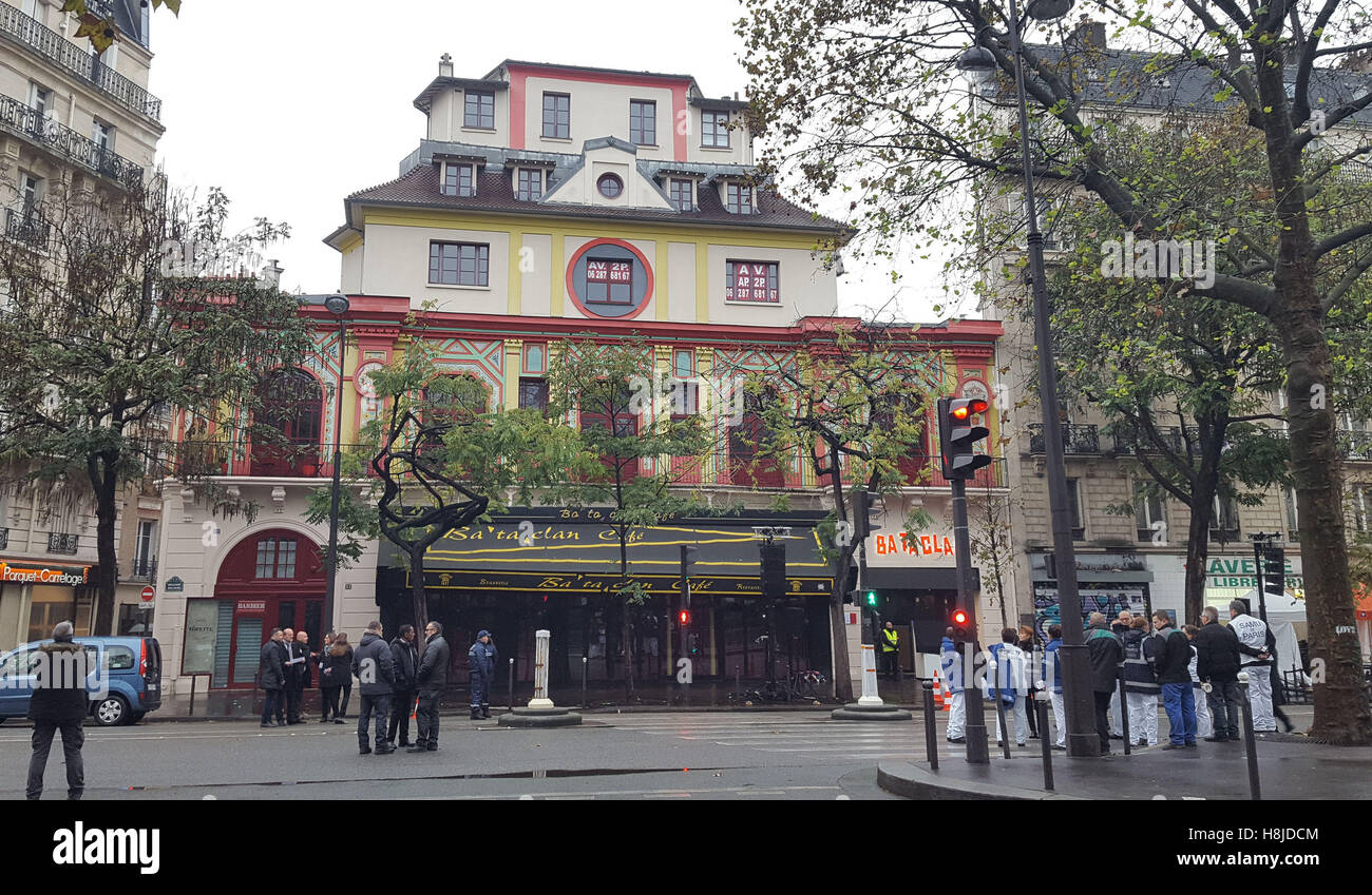 En dehors de la police Bataclan concert hall à Paris où le président français François Hollande se joindra à une cérémonie de commémoration pour marquer une année depuis l'attaque terroriste de Paris. Banque D'Images