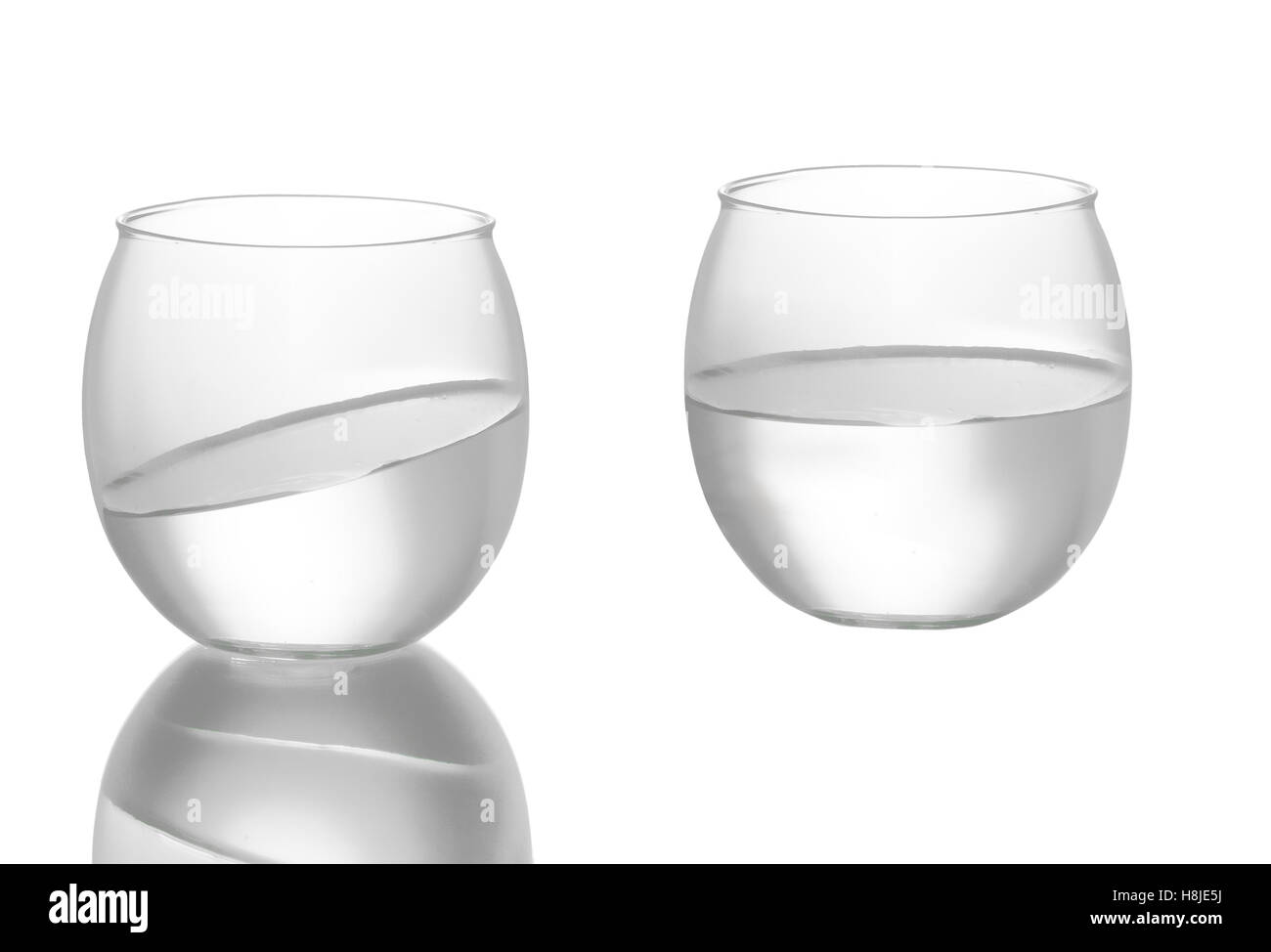 Photo d'un verre qui ressemble à un bocal. L'un, légèrement inclinés. Arrière-plan blanc. Banque D'Images