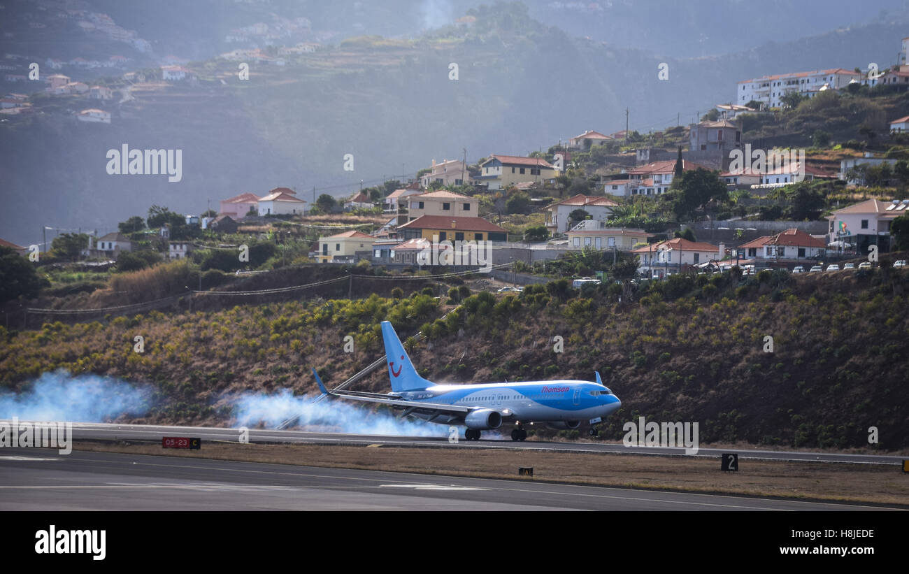 Avion Thomson à l'atterrissage à l'aéroport de Funchal, Madère Banque D'Images