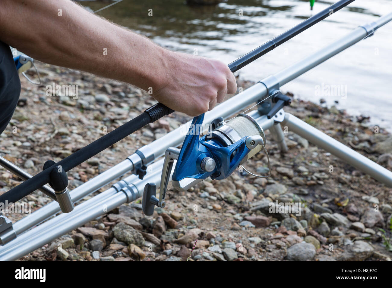 Aventures de pêche - libre d'une main tenant une canne à pêche avec reel Banque D'Images